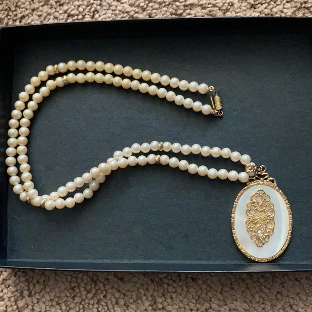 Pearl necklace with medallion